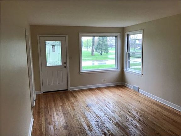 2nd image of 517 N Elm St