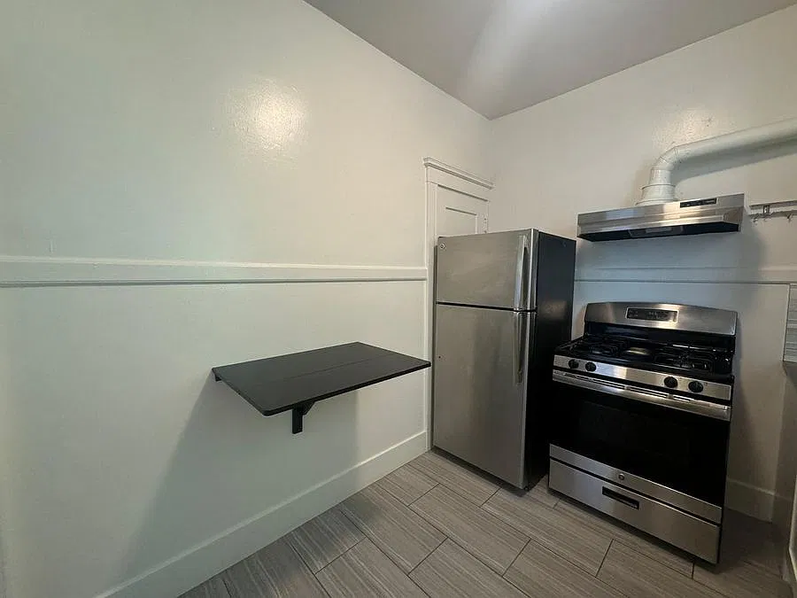 Beautiful Studio with updated kitchen! Lease Today! — Photo 3