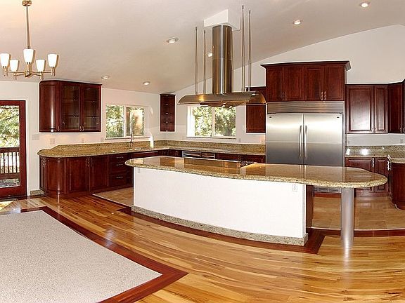 Spacious gourmet kitchen 