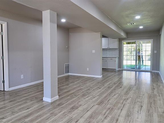 3rd image of 11400 Lakeview Cir