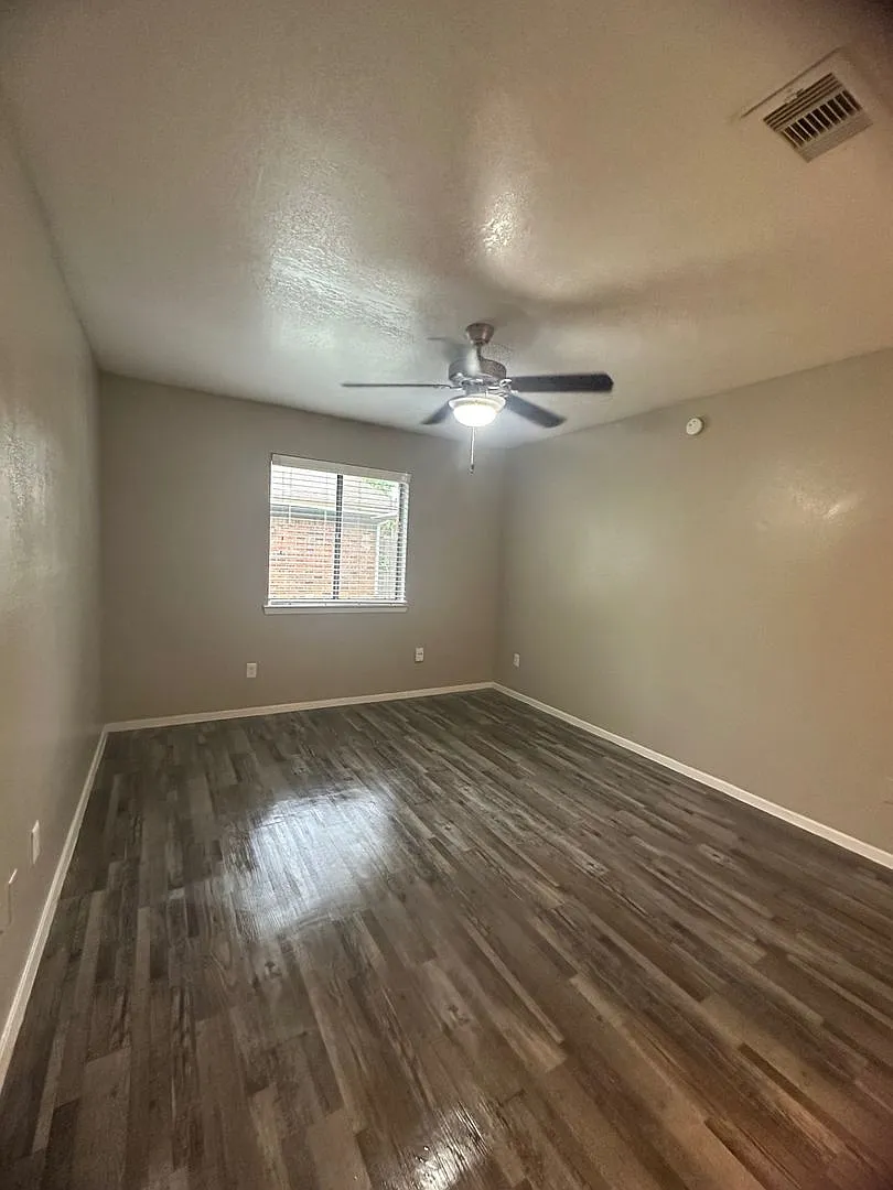 Spacious 2br/2ba Flat With Private Patio — Photo 3