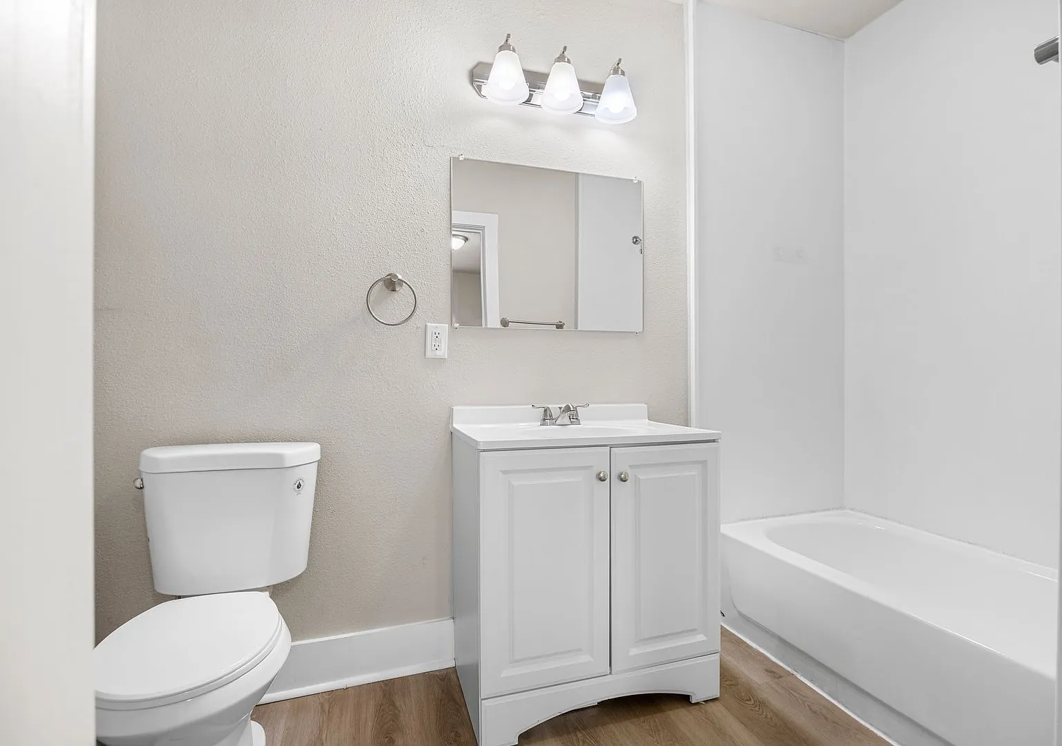 1 Bedroom Fully Remodeled — Photo 3