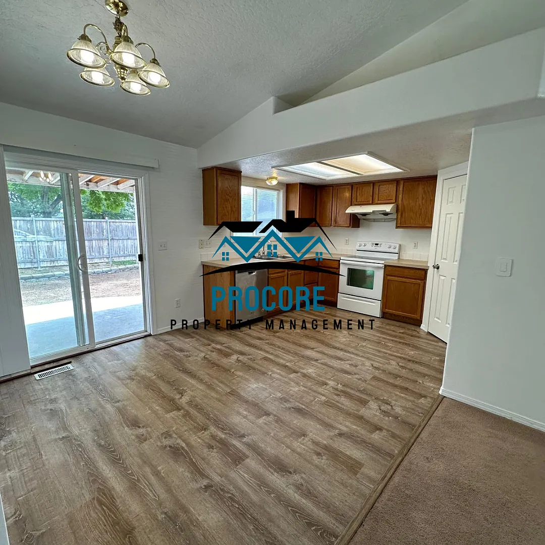 Three bedroom/2 bathrooms, Bonus room ready to be yours. — Photo 3