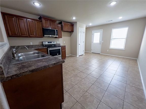 4th image of 820 Napa Ave
