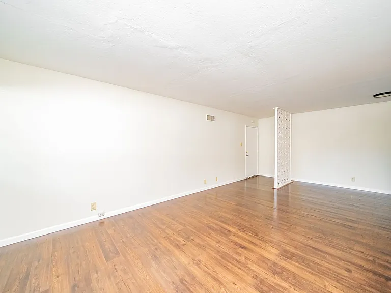 9309 Bancroft Ave — Photo 5
