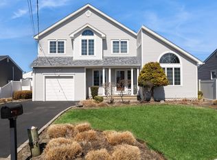 9 Gibbs Rd, Amity Harbor, NY 11701