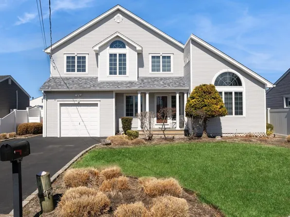 9 GIBBS Road, Amity Harbor, NY 11701