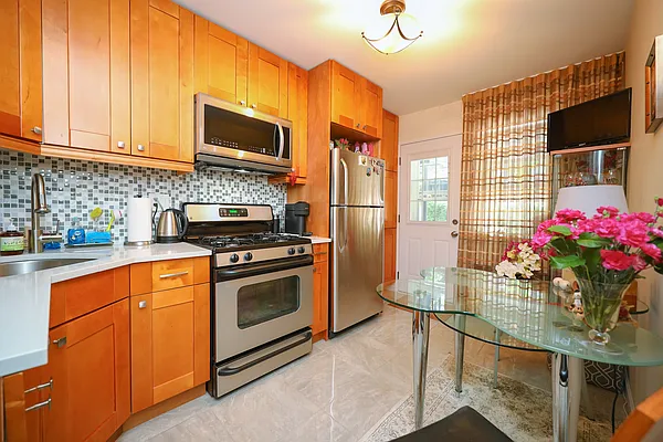 Sold by Momentum Real Estate LLC | media 16