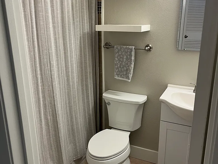 2401 Manor Rd — Photo 5