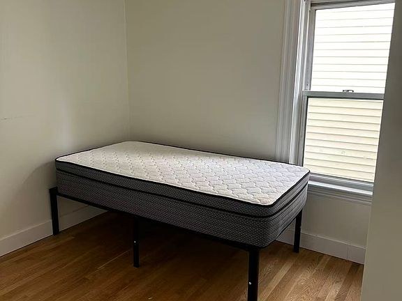 5th image of 18 Bradbury St