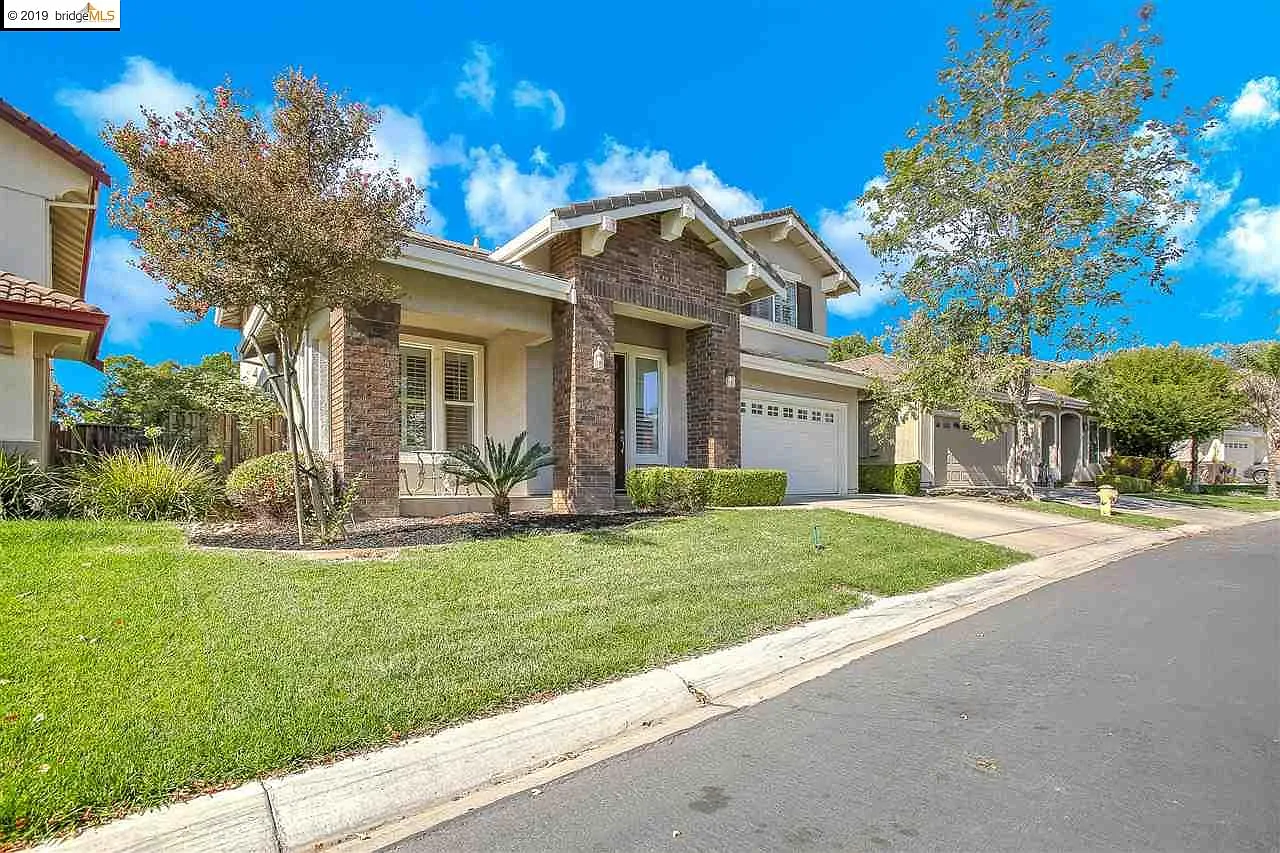 2588 Crescent Way photo 1