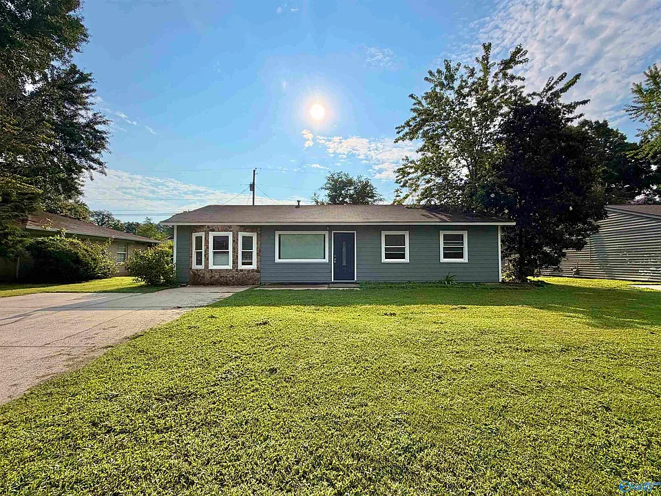 2110 Fernbrook Dr NE