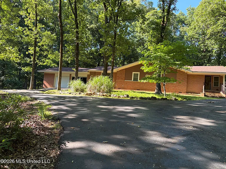 870 Green Acres Dr — Photo 3