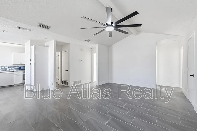 3 bed, 2.0 bath, 1028 sqft, $1,815 — Photo 4