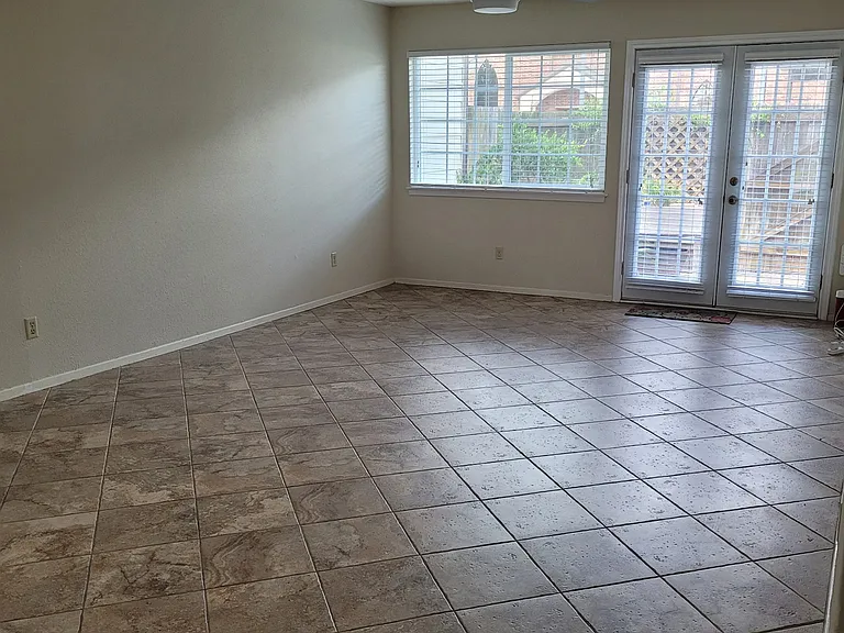 2100 Windsor Dr #6 — Photo 7