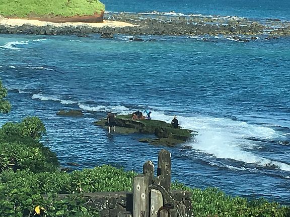 Just 4 houses away is Tavares Bay. Great surfing, fishing, d