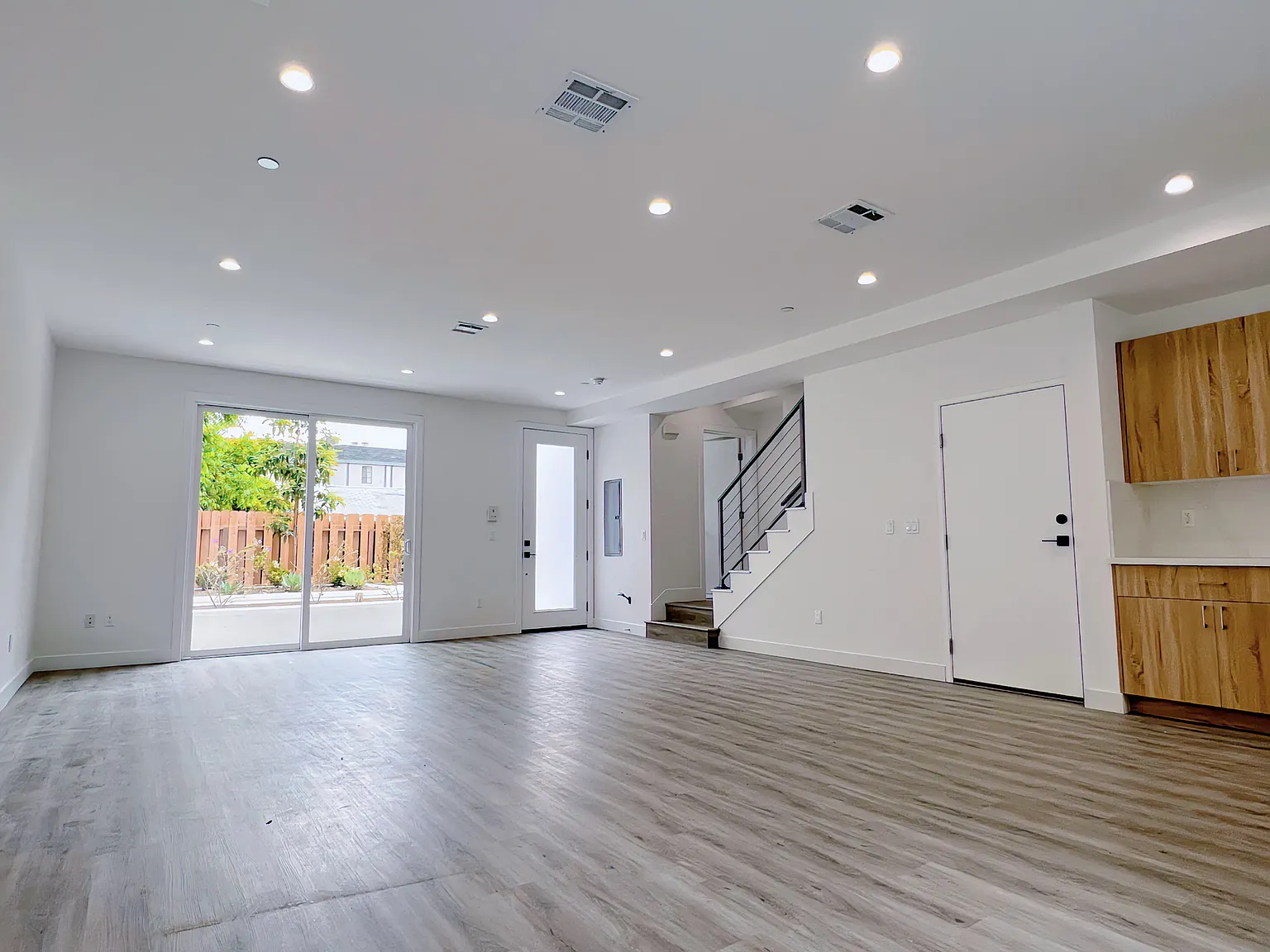 3 bed, 2.5 bath, 1520 sqft, $4,000 — Photo 2