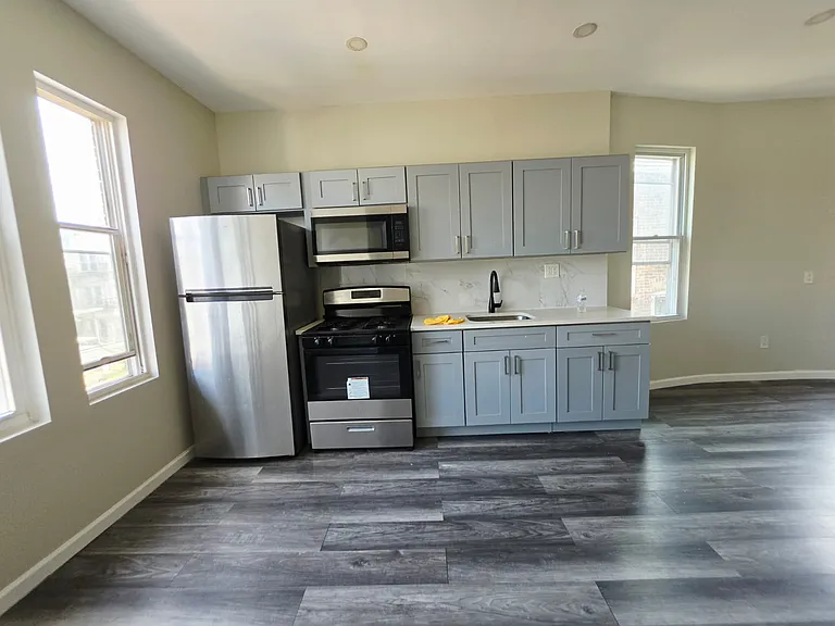 133 Stevens Ave #2L — Photo 1