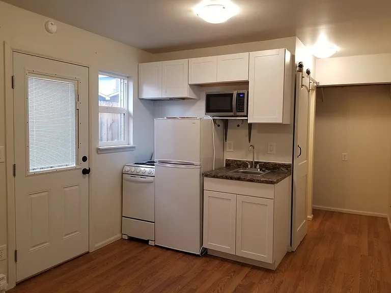 133 E Chelan Ave — Photo 4