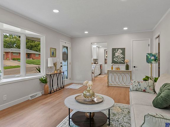 4th image of 6121 Lexington Ave