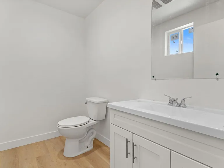 80(707W) — Photo 16
