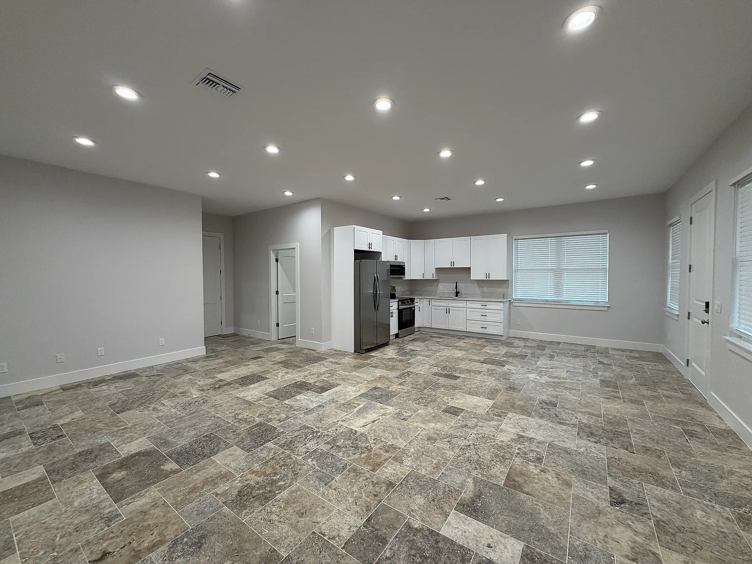 Studio, 700 sqft, $1,750 — Photo 1