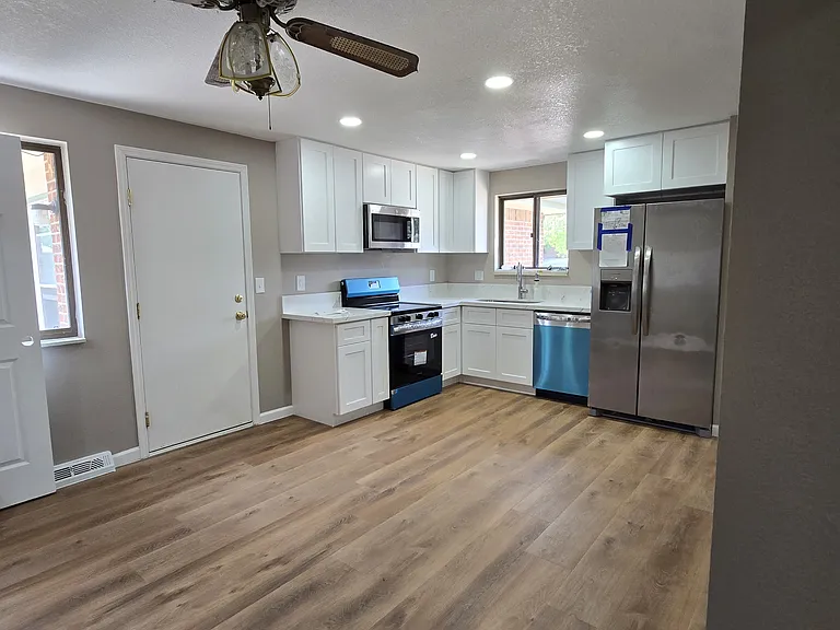 4480 S Queen St — Photo 5