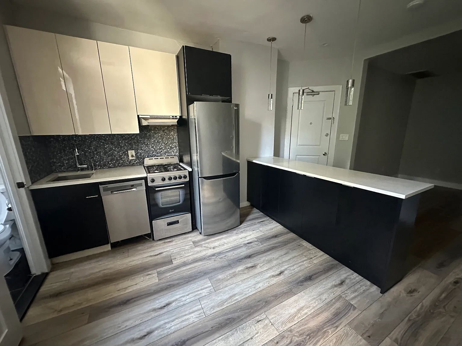 2 bed, 800 sqft, $2,250 — Photo 2