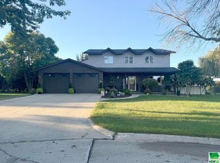 15 17th Street Cir SE, Sioux Center, IA 51250