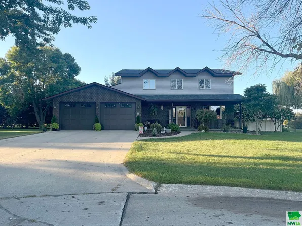 15 17th Street Cir SE, Sioux Center, IA 51250