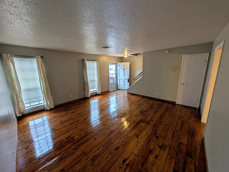 1305 Rebecca Ln — Photo 3
