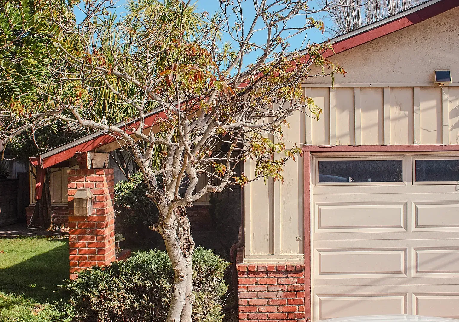Beautiful 3-Bedroom Mid-Century Ranch in Oakland - Expansive Garden & Modern Updates — Photo 1