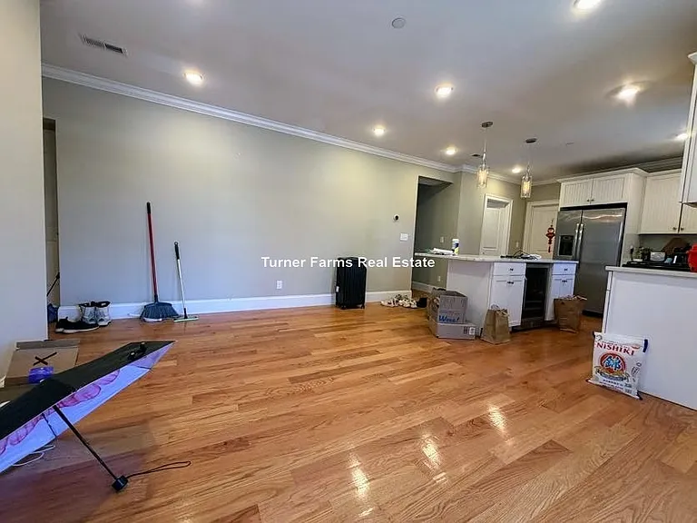 118 Holland St — Photo 2