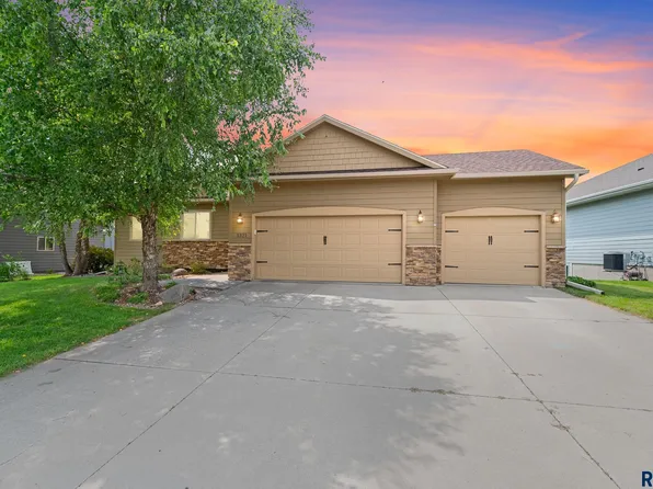 1321 W Creekside Dr, Brandon, SD 57005