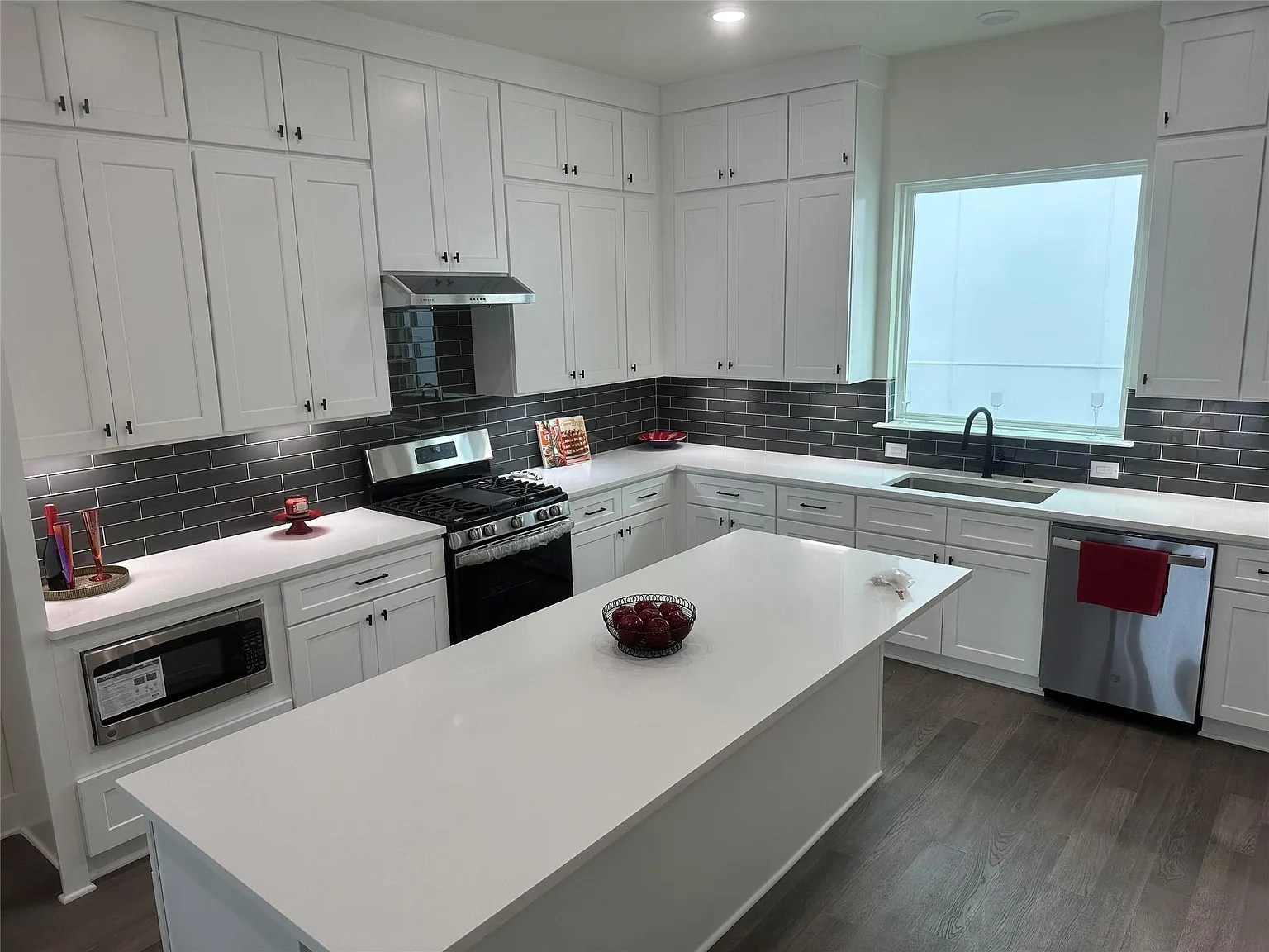 3 bed, 3.5 bath, 2231 sqft, $4,600 — Photo 2