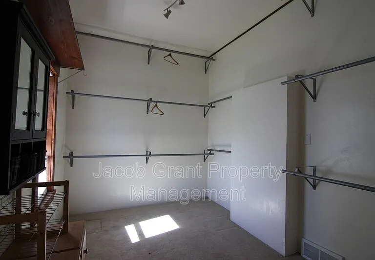 380 Hill St — Photo 8