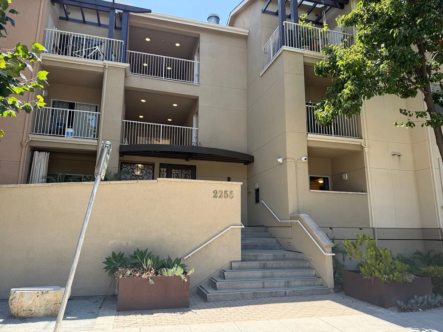 Sharp 1 Bedroom 1 Bath Condo in the Desirable Parc Crossings Community of Mountain View — Photo 1