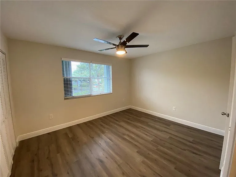 1078 Jeffery St — Photo 15