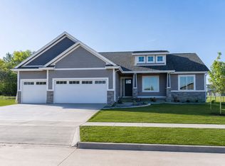 213 Lynch Ln, Pella, IA 50219