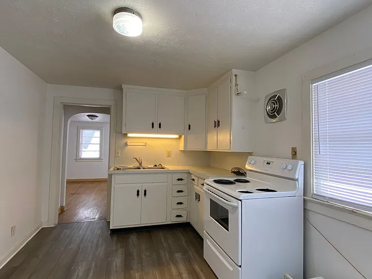 748 N Lake St — Photo 22