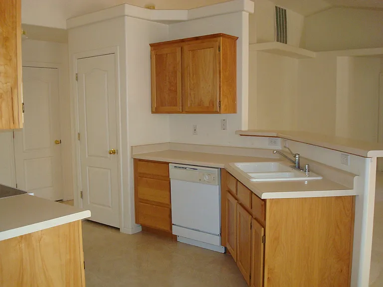 325 Muscat Dr — Photo 10
