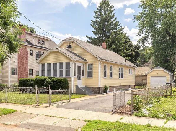 44 Cherrelyn St, Springfield, MA 01104