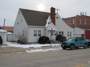 109 N Madison St, Manchester, IA 52057