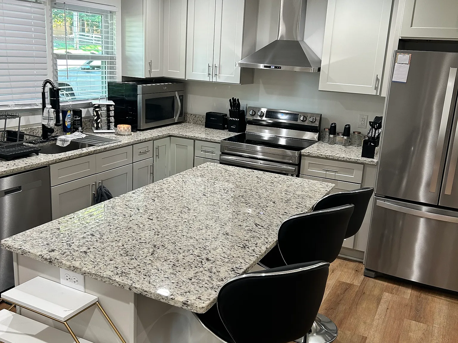 6 bed, 1928 sqft, $1,100 — Photo 2