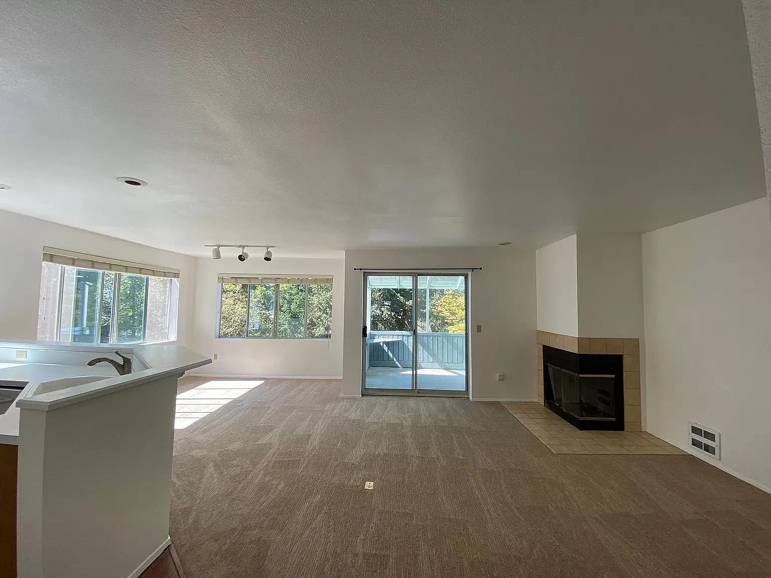 3 bed, 1400 sqft, $2,800 — Photo 4