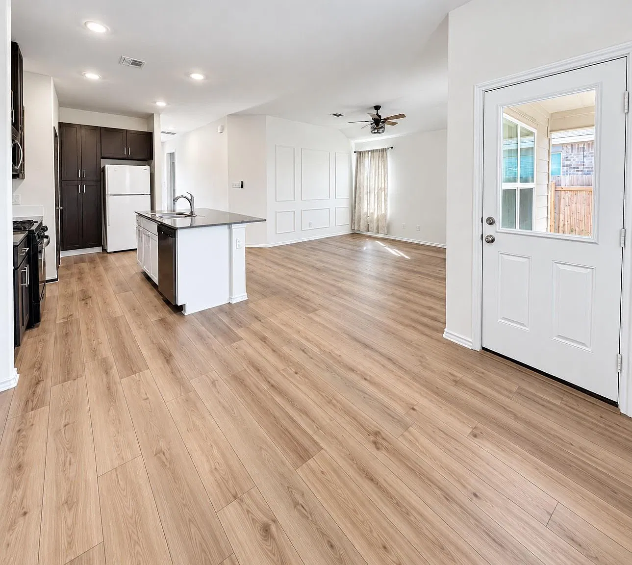 3 bed, 2.0 bath, 1451 sqft, $1,900 — Photo 2