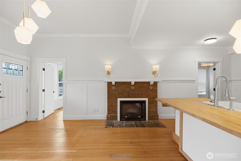 4th image of 145 Park Avenue N