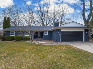 2077 Chalet Dr, Rochester Hills, MI 48309