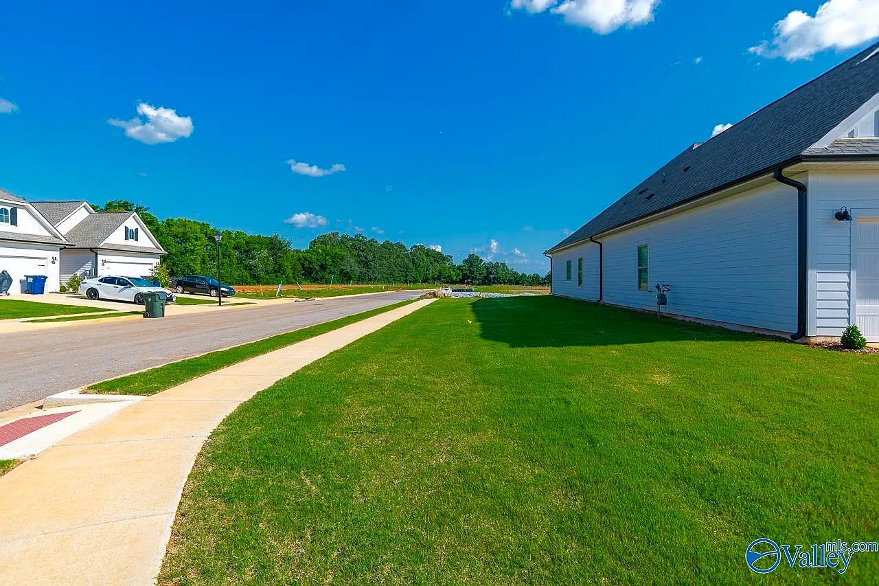 3 bed, 2.0 bath, 1837 sqft, $1,900 — Photo 3