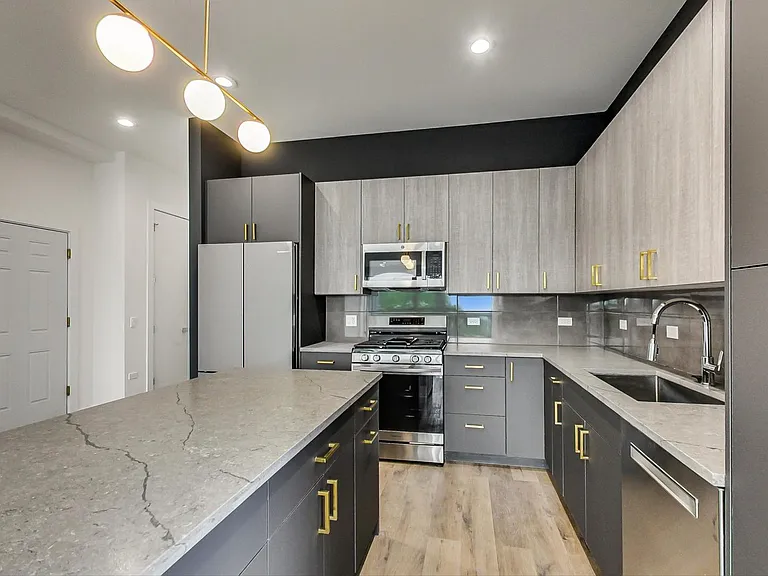 815 N Richmond St #301 — Photo 8
